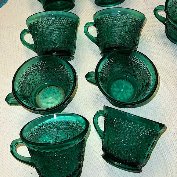 Vintage Tiara Emerald Pressed Glass Small Teacups - Picture 2 of 15